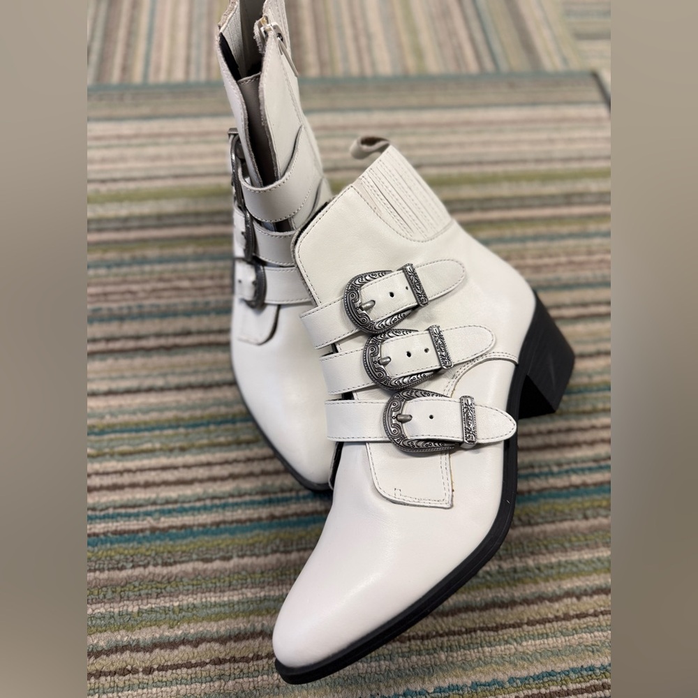 Steve Madden Bark Western Buckle Booties – White – NWOT – Size 7 - Picture 14 of 16